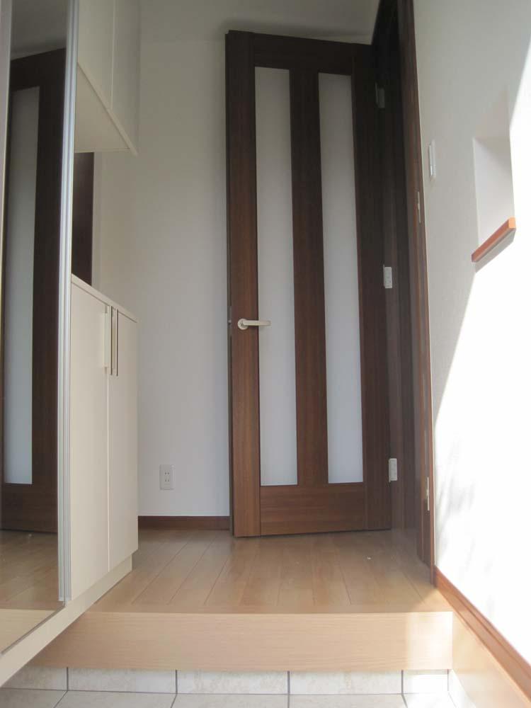 Entrance. ■ Shoe box storage plenty in the foyer next to