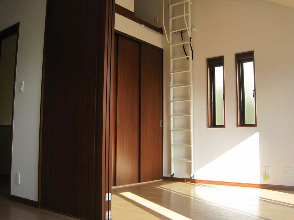 Non-living room. ■ South Western-style movable partition