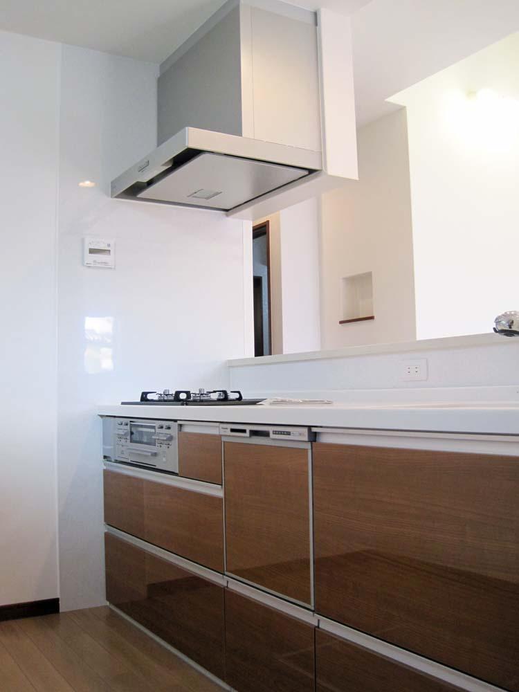Kitchen. ■ Easy-to-use all-slide type of system Kitchen