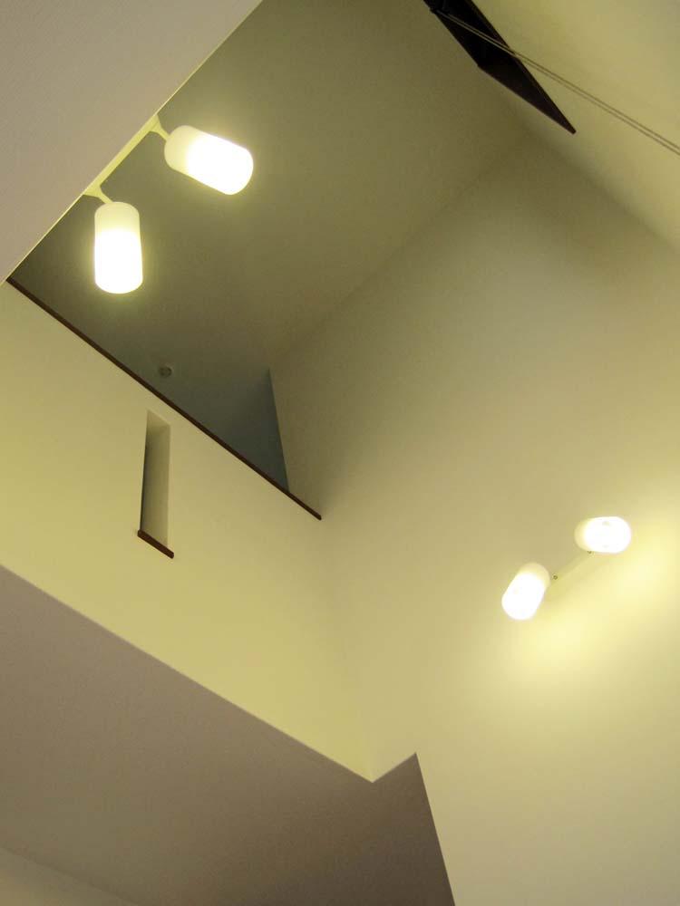Other introspection. ■ Living the top of the atrium with a sense of openness