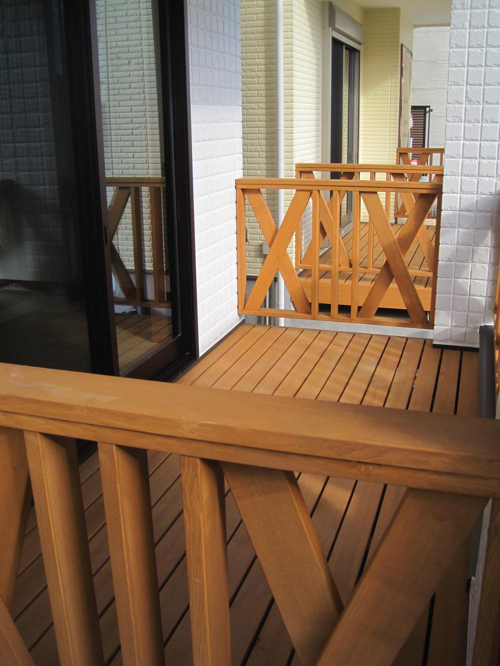 Other introspection. ■ Wood deck facing the living room. As a space of the room