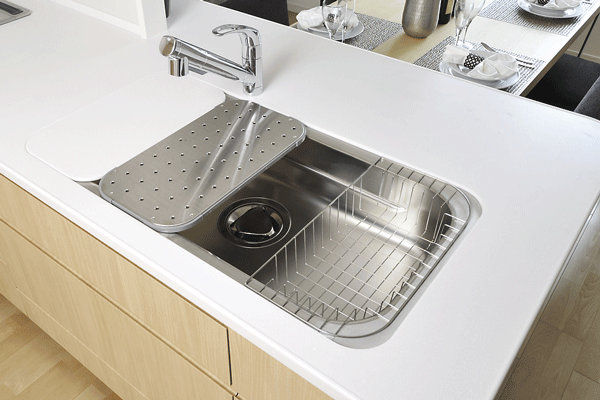 Kitchen.  [Utility sink] Utility sink to achieve a wide sink and a large cooking space has been adopted (same specifications)