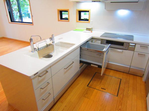 Kitchen. Living is the counter kitchen work is likely to L-type overlooking