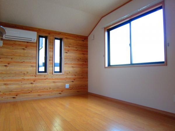 Non-living room. On one side is design wallpaper. Please to the nursery.