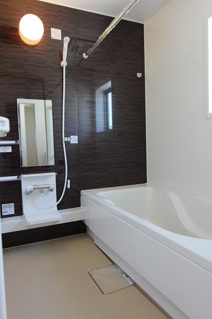 Bathroom. ◆ 11 Building bathroom ◆ Floor surface safety slip in the unevenness of the micro! Since there is no deep groove, Because the floor is difficult to accumulate dry easy dirt, Cleaning is also happy to.