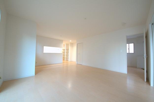 Living. ◆ 6 Building Living ◆ Spacious of 21 quires a little living room, In face-to-face kitchen adopted, It is recommended and can housework while looking at the state of your family!