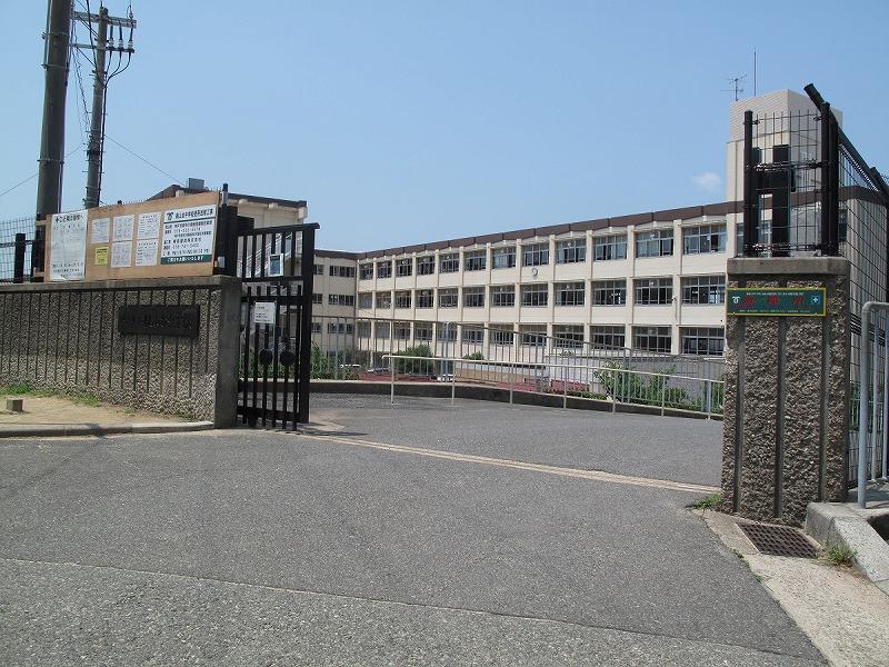 Junior high school. 895m to Kobe Municipal Momoyamadai junior high school
