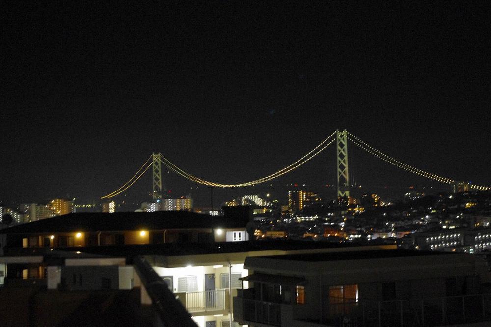 View photos from the dwelling unit. Views of the Akashi Kaikyo Bridge, It is a nice night view!
