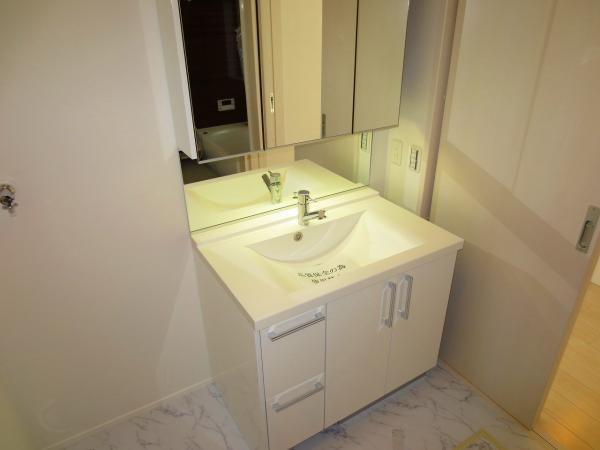 Wash basin, toilet