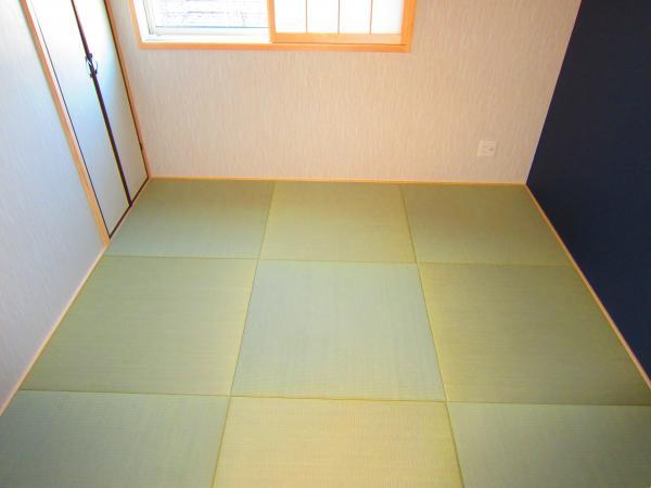 Non-living room. Japanese-style room lined with Ryukyu tatami