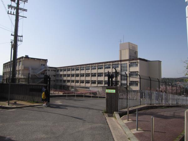 Junior high school. 367m Kobe Municipal Momoyamadai junior high school until Kobe Momoyamadai junior high school