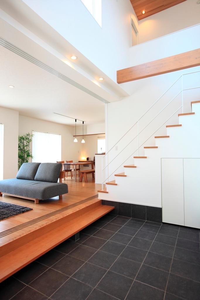 Model house photo. Dirt floor that connects the living room and Japanese-style, Top atrium. The moment you enter the front door, It spreads open space is in sight. People are becoming like give you a taste of the feeling that has been treated to the "house" one House visit.  [Our construction Mai Tamon