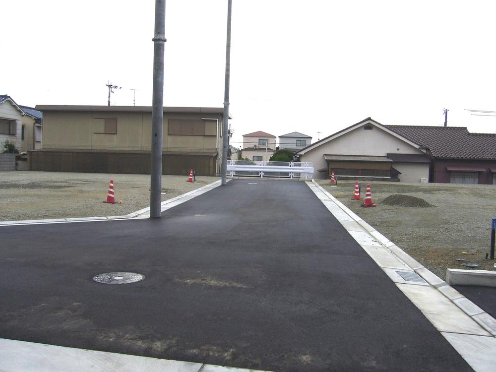 Local photos, including front road. Front road garage simple site (November 2013) in the spacious 6m width shooting