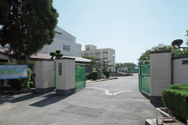 Surrounding environment. Municipal Utashikiyama junior high school (4-minute walk ・ About 280m)