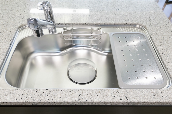 Quiet wide sink a large pot, etc. also easy to wash wide type, Also reduce It is water sound. Single lever faucet small turn a sharp water purification-integrated