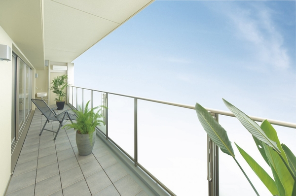 Balcony 8m ultra wide span dwelling unit is also rich in, To living space with plenty of wind and light. In addition the adoption of glass handrail, Also plenty of natural light feet of balcony. Bright achieve an open abode