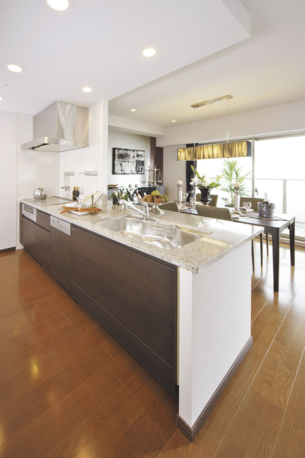 Kitchen.  [kitchen] Such as storage capacity rich slide cabinet and spice rack. Cooking space is also widely usability good full feeling of opening an open type of kitchen (H type model room)