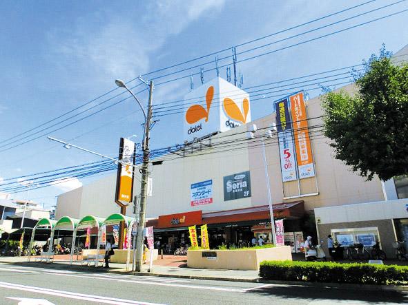 Supermarket. 900m to Daiei Maiko shop