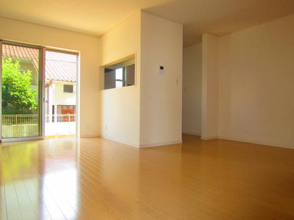 Same specifications photos (living). Unfinished because, Photograph is the one of the company's specifications.