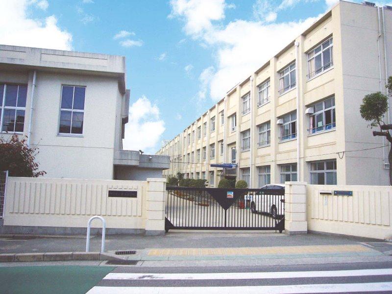 Primary school. Maiko until elementary school 390m