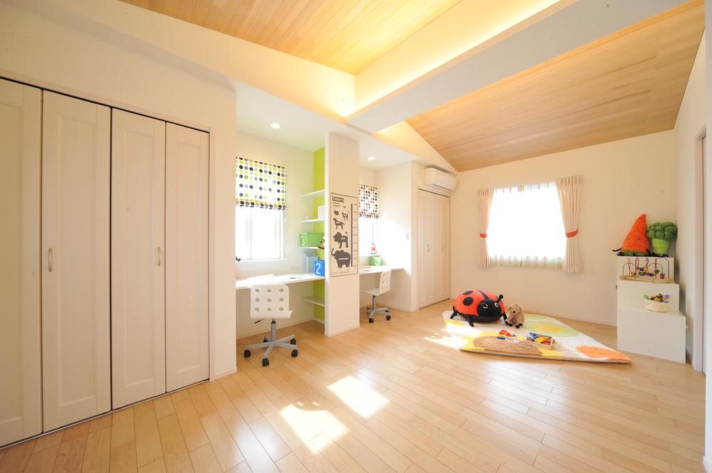Building plan example (introspection photo).  ■ Child Room ■ It was made to release full sense of finish in the planking of the inclined ceiling. Wall-to-wall structure with storage and study desk ・ You can also comfortably put away in the bookshelf. Style that can also be sold in the future divide the room. 