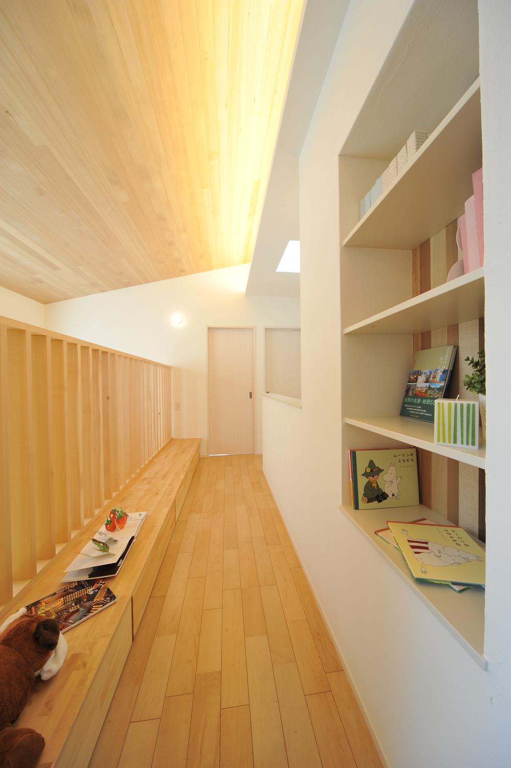 Building plan example (introspection photo).  ■ Family library ■ Family library with a bench and a bookcase in the hall leading to the Fukinuki. Under the Maeru toys and seasonal clean bench has become in the pull-out storage. 