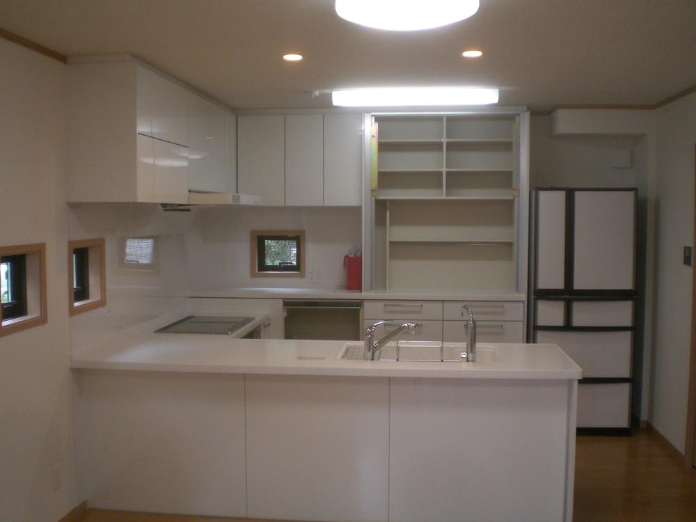 Kitchen. (Newly built single-family) Manabigaoka 1-chome kitchen ・ Cupboard & automatic hanging cupboard and automatic cleaning function with a range hood and refrigerator and dishwasher and with water purifier! 