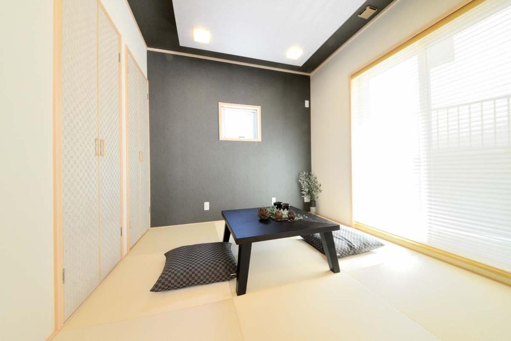 Model house photo. Model house in public at your local Tarumi Maikodai. Japanese-style room of calm atmosphere in a warm color. Here also sweep the bright light from the window will be poured. How about to basking in the sun! 