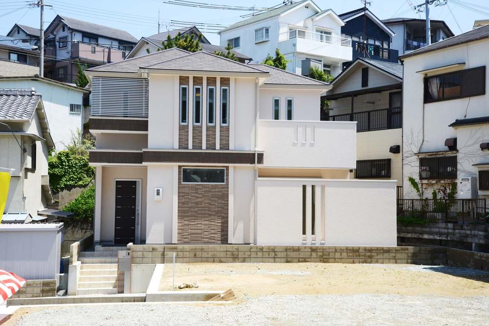 Model house photo. Model house in public at your local Tarumi Maikodai. Continuous window, Stylish appearance, such as accent band. 