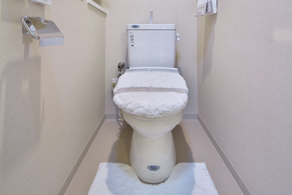 Toilet.  [Shower toilet] Commitment to comfort, Standard equipped with a toilet seat with warm water washing function. Toilet excellent in maintenance (A type model room)