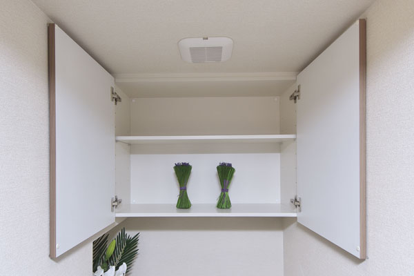 Toilet.  [Toilet hanging cupboard] Convenient hanging cupboard has been installed in the housing, such as toilet paper and toilet detergent (same specifications)