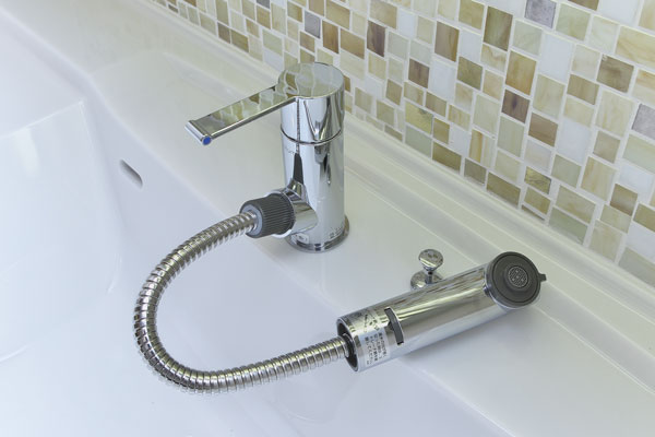 Bathing-wash room.  [Hand Shower Faucets] Nozzle pull-out of the shower faucet. You can adjust up and down the height of the nozzle in accordance with the work (same specifications)