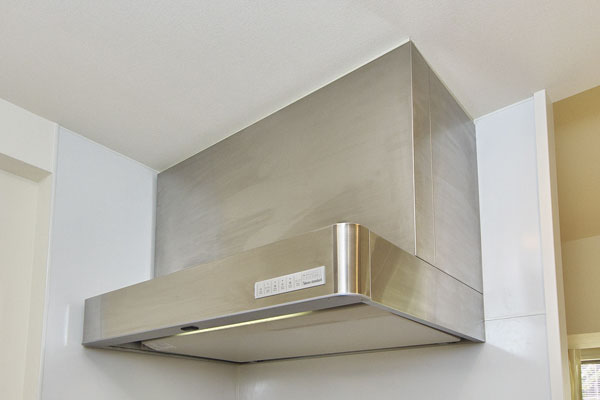 Kitchen.  [Current plate with a range hood] Stainless tone hairline sophisticated design of the range hood. Current plate is clean and maintain because it wash and remove (same specifications)