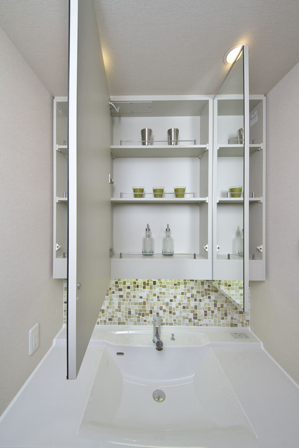 Bathing-wash room.  [Kagamiura with storage vanity] On the back of the three-sided mirror with anti-fogging heater, Installing the storage space. This is useful in small organizing of toiletries and cosmetics (same specifications)