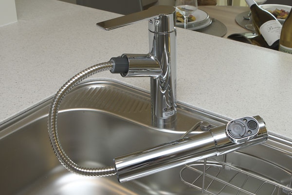 Kitchen.  [Water purification function hand shower faucet] Equipped with a water purification function to the faucet can be drawn hose. "Straight in the water purification state / You can switch to the shower "(same specifications)