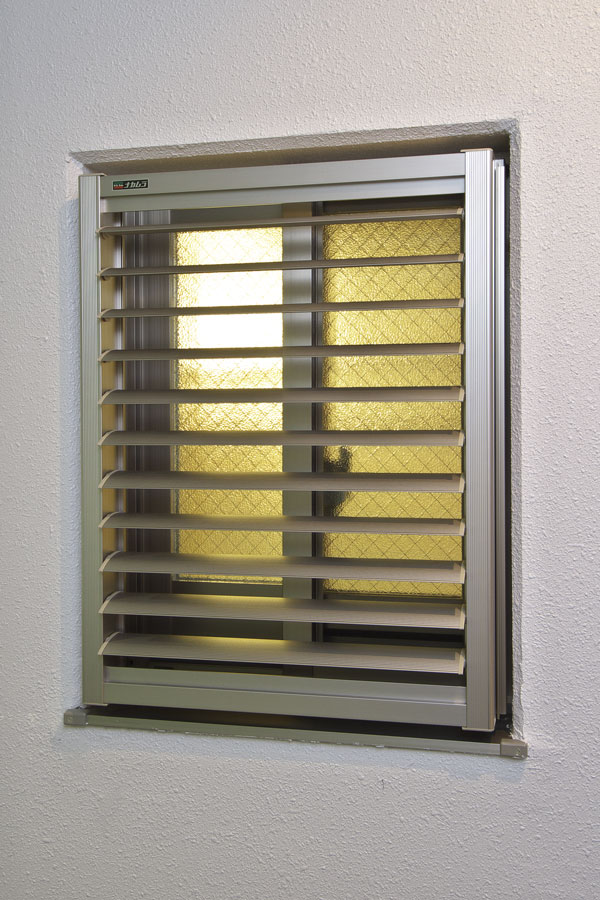Security.  [Movable louver surface lattice] Installed in a window facing the common area. By adjusting the angle of the louver, Also help in crime prevention together with keeping the privacy (same specifications)