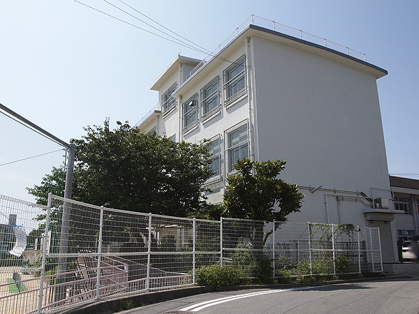 Surrounding environment. Kasumigaoka elementary school (8-minute walk ・ About 630m)