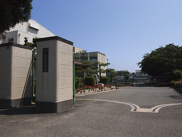 Surrounding environment. Municipal Utashikiyama junior high school (8-minute walk ・ About 590m)