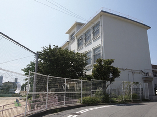  [An 8-minute walk to City Kasumigaoka Elementary School] Of the way to and from school of children's low-grade burden is also little distance (about 630m)