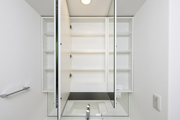 Bathing-wash room.  [Three-sided mirror (with rear storage)] Cosmetics and hair-dryer and Maeru with housed in three-sided mirror back. Shelf is abundantly provided, Also making it easier to organize small items (same specifications)