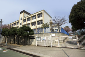 Primary school. Municipal Kozukayama 630m walk 8 minutes to the elementary school