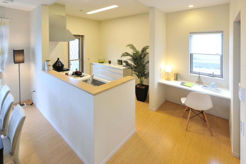 Kitchen. Counter kitchen also Mrs. counter was installed. Indoor (June 2011) shooting