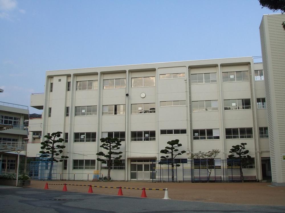 Primary school. 900m to Kobe Municipal Shioya Elementary School  [Effort goal, "Proactively Torikumuko ・ Child with a caring ・ Last until the spear Nukuko "] 
