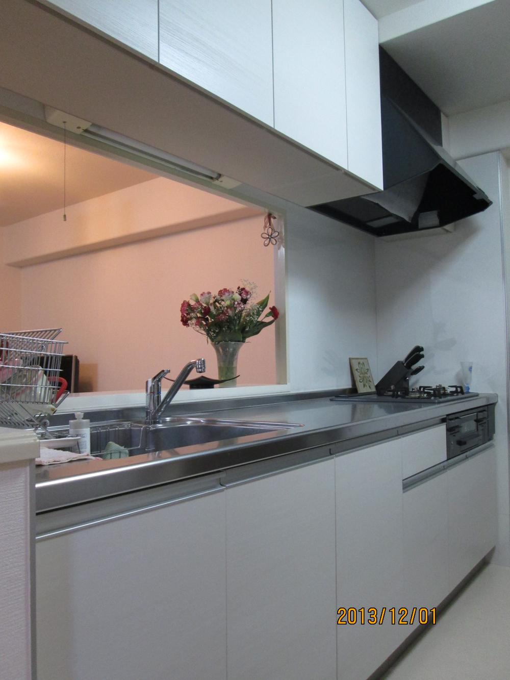 Kitchen. It is a kitchen with a feeling of cleanliness in which the white tones!