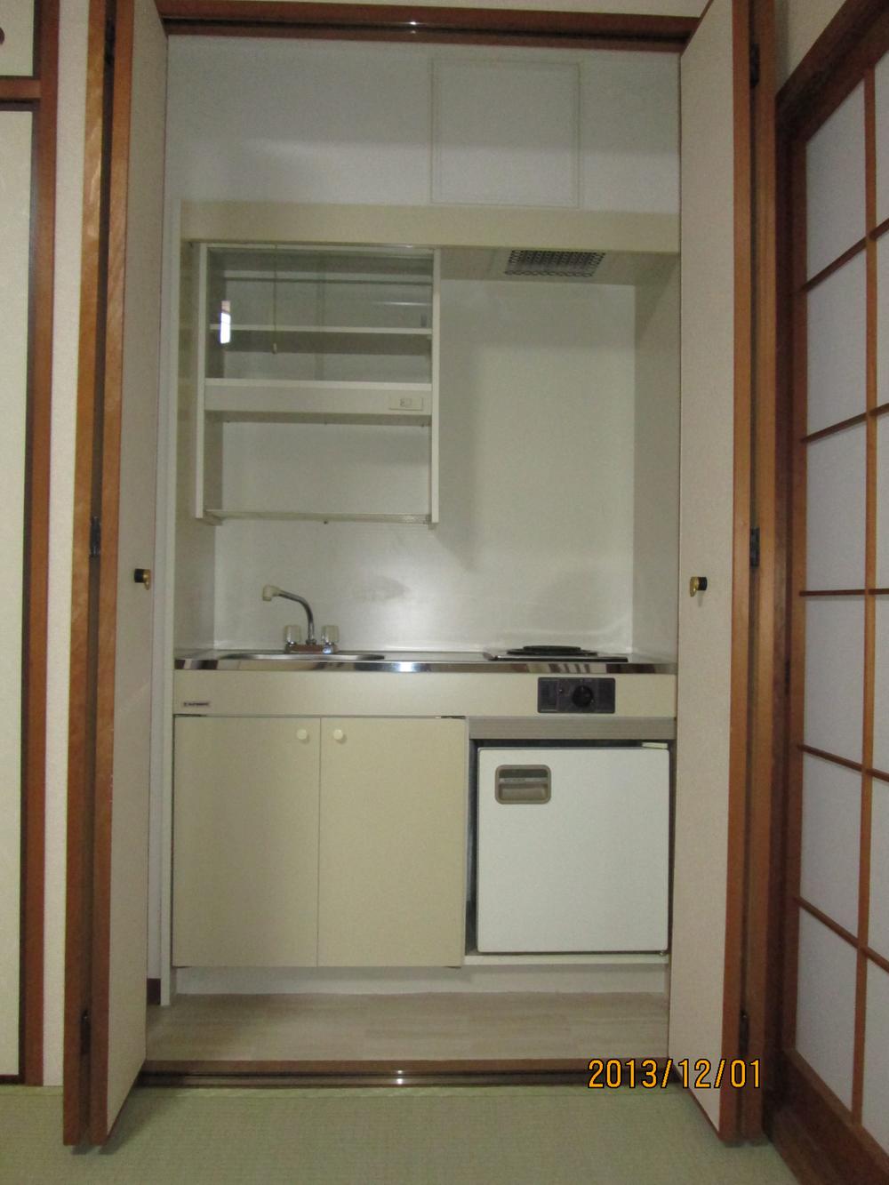 Kitchen. Japanese-style room is 8 quires mini kitchen! It does not take too much care because it comes with a door, It will be available in 2 family house!