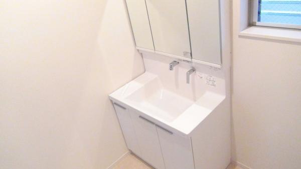 Wash basin, toilet. Wash basin with a three-sided mirror