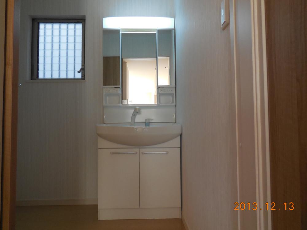 Wash basin, toilet. Three sides Vanity! 