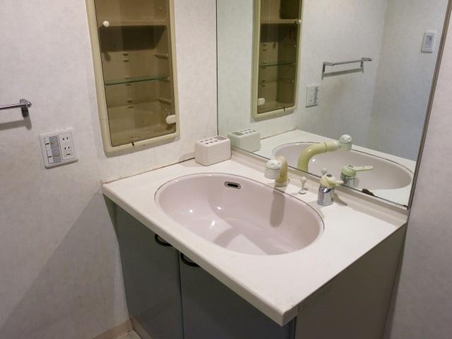 Wash basin, toilet. bathroom