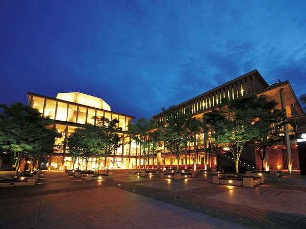 Such as classical music concerts and ballet performances will be held, "Hyogo Performing Arts Center" (about 1470m)