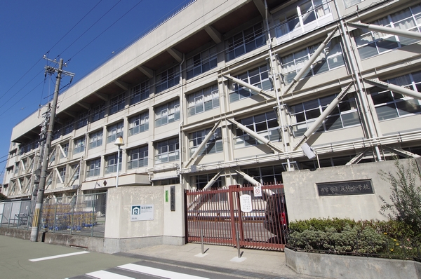 Kawarabayashi a 6-minute walk to the elementary school proximity (about 410m). The distance by which Okuridaseru in peace